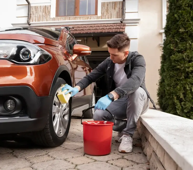 Lavage auto à domicile La Chapelle-Saint-Aubin : professionnel intervenant sur un véhicule